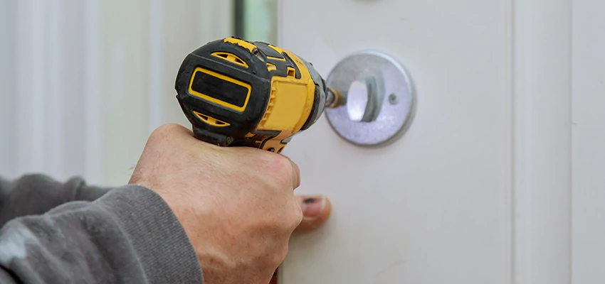 Street Locksmith For Smart Lock Repair in Skokie